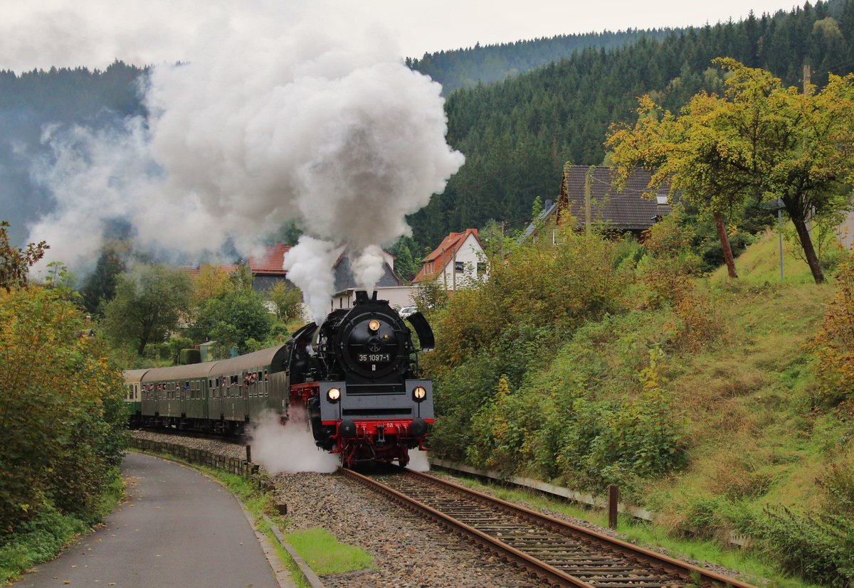 Am 15.10.16 fuhr die 35 1097-1 und 118 770-7 von Chemnitz Hbf nach Katzhütte. Hier der Zug in Obstfelderschmiede.