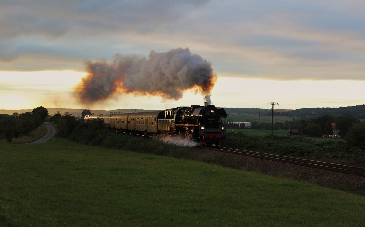 Am 15.10.16 fuhr die 35 1097-1 und 118 770-7 von Chemnitz Hbf nach Katzhütte. Hier der Zug auf der Rückfahrt in Dreitzsch.