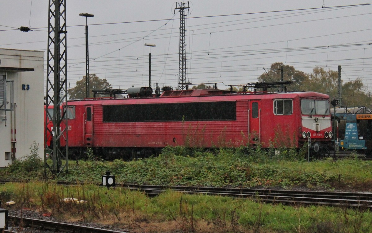 Am 15.10.2013 stand ein bisschen versteckt die Orientrote 155 219-9 bei starkem Regen zusammen mit einer 189 mit Holland-Latz auf dem Bh Offenburg und warten auf ihren n�chsten Einsatz. 