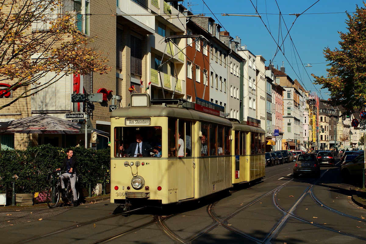 Am 15.10.2017 fanden anläßlich des Tages der offenen Tür im historischen Betriebshof Am Steinberg Zubringerfahrten mit verschiedenen Museumsfahrzeugen der Rheinbahn statt. Am Dreieck wurde der Verbandswagenzug Tw 380/Bw 643 angetroffen.