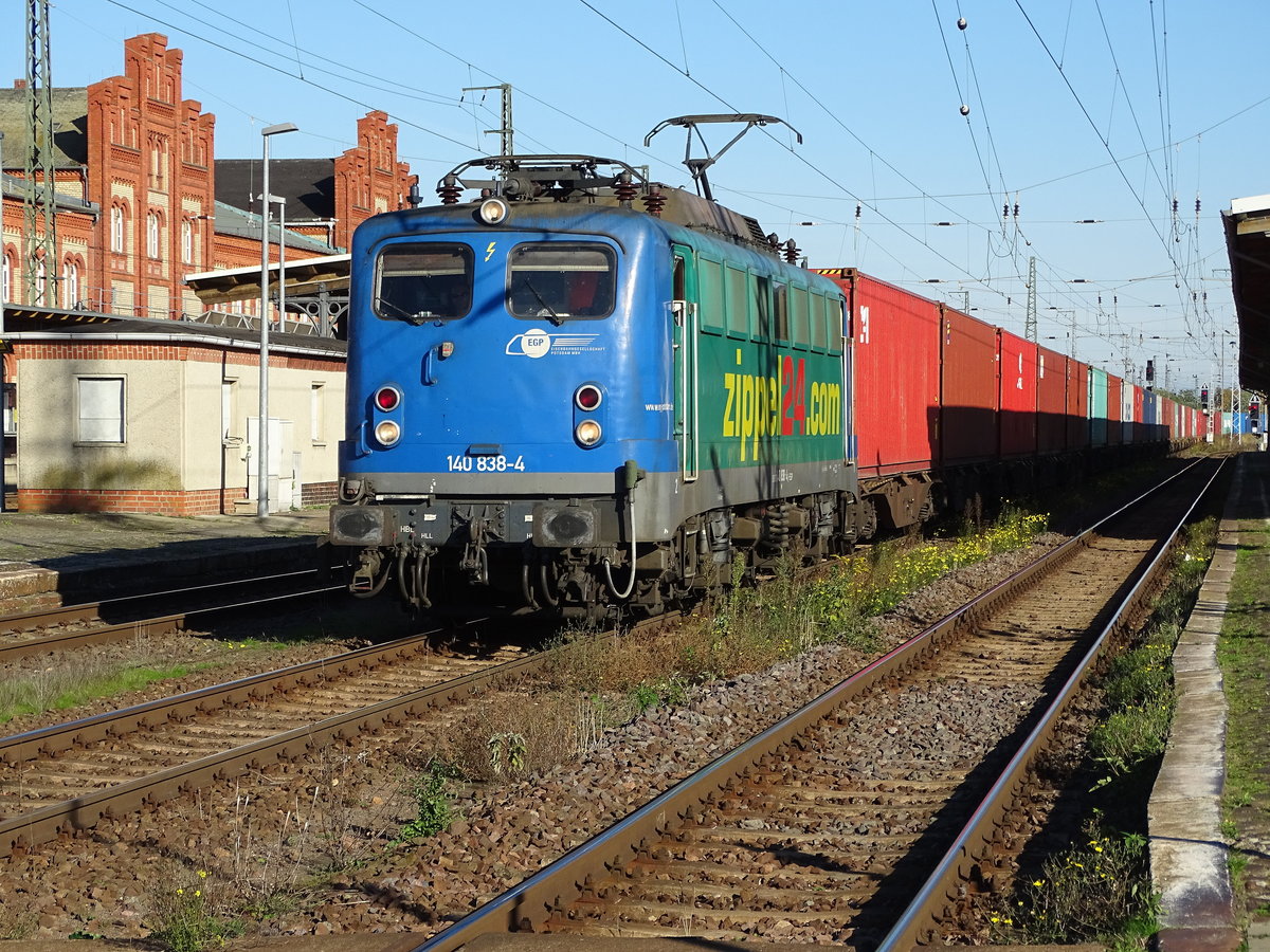Am 15.10.2017 kam 140 838 mit einem Containerzug aus Richtung Magdeburg nach Stendal und fuhr weiter in Richtung Uelzen. 