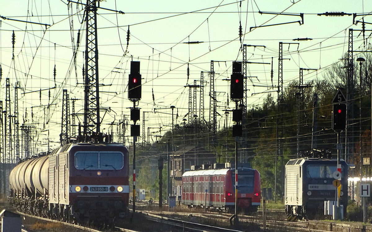 Am 15.10.2017 kam 243 650&243 559 mit einem Kesselzug aus Richtung Salzwedel nach Stendal und fuhr weiter in Richtung Berlin.Und rechts im Bild stand noch die 143 173(RBH 134).