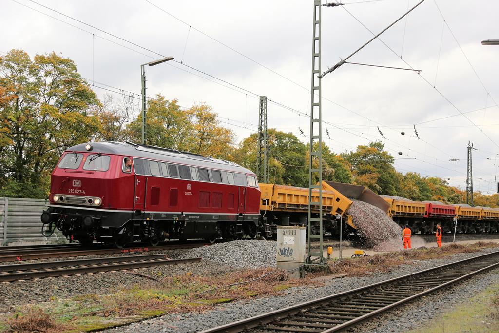 Am 15.10.2019 bekam ich vom Gelände der Eisenbahnfreunde Lengerich aus die im Bau Zug Dienst eingesetzte EfW Lok 215027-4 vor die Linse. Die Lok trägt seitlich aber noch die ex DB Nummer mit 225027-4, was sie als umgebaute 215 kennzeichnet. Ansonsten ist die Lok, wie man sehen kann, nahezu im Ursprungszustand hervorragend aufgearbeitet und hergerichtet worden.