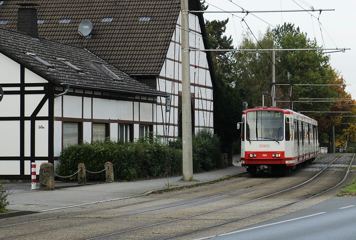 Am 15.10.2019 verläßt der Dortmunder B80C/8 350 die Haltestelle Schürbankstraße in Dortmund-Aplerbeck