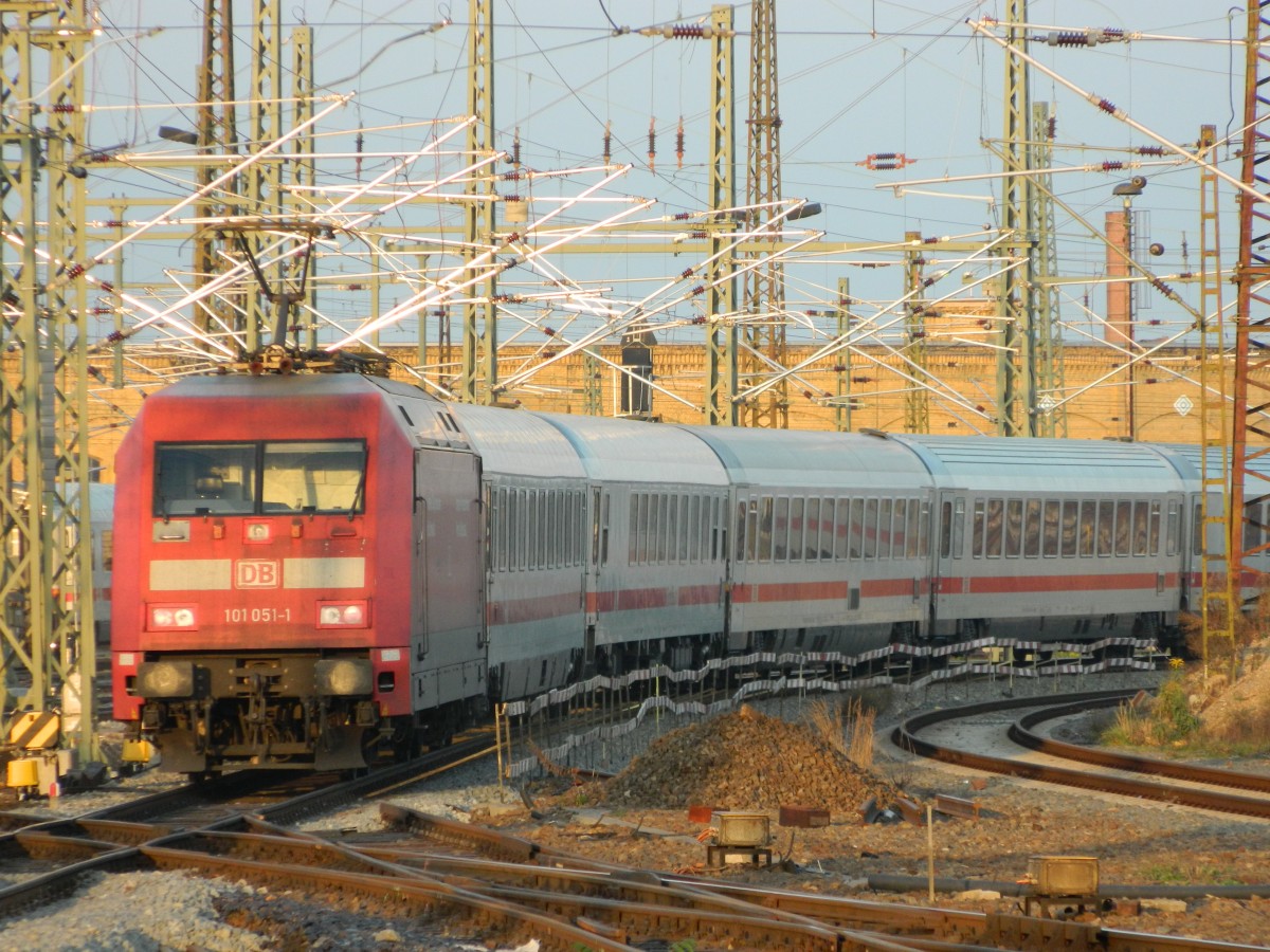 Am 15.11.2014 schiebt 101 051 einen IC aus dem Hauptbahnhof Leipzig.