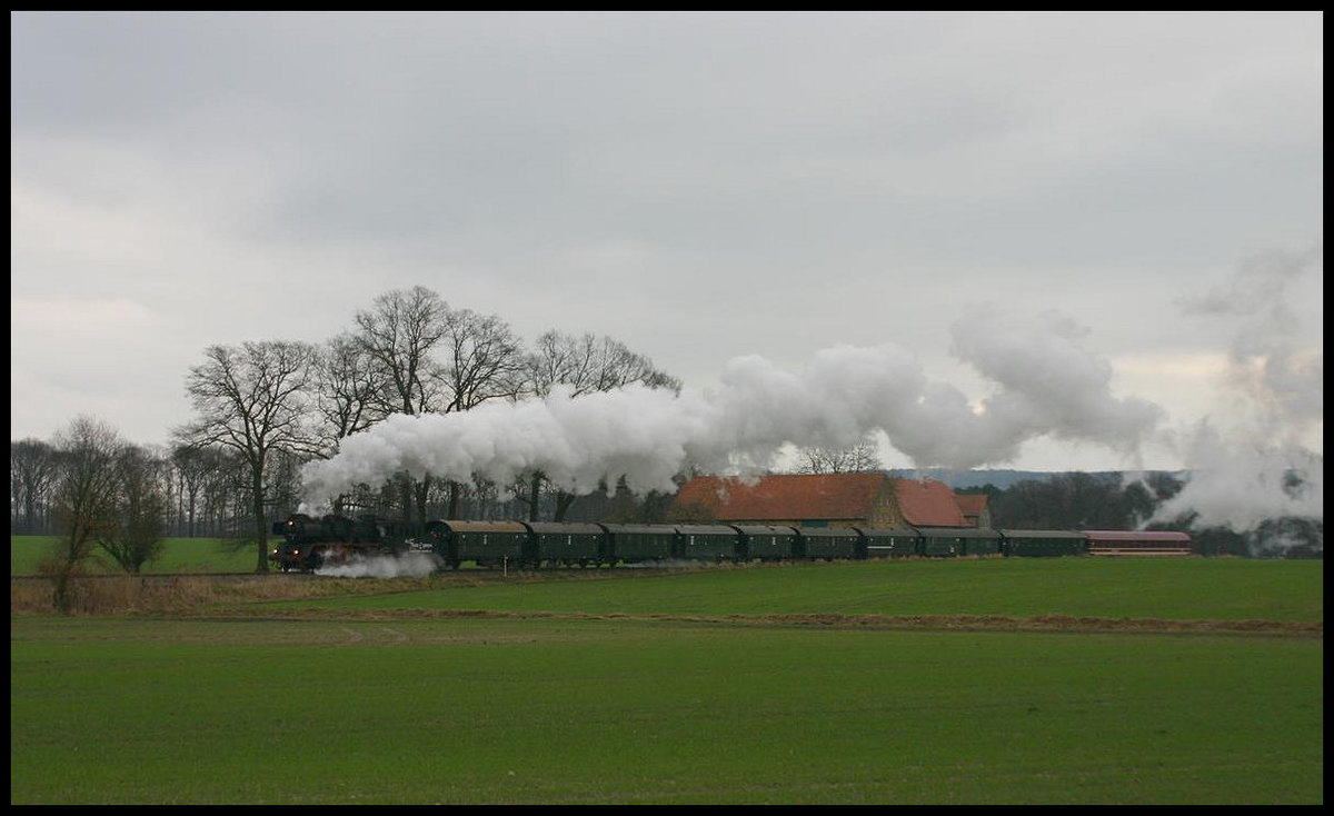 Am 15.12.2007 führte Eisenbahntradition auf der Teutoburger Wald Eisenbahn einen Sonderzug von Versmold nach Osnabrück zum dortigen Weihnachtsmarkt durch. Zwischen Bad Laer und Bad Iburg macht 503655 gerade mit ihrem langen Zug mächtig Dampf.