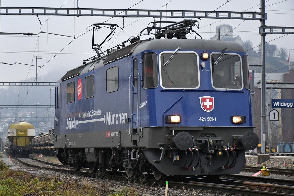 Am 15.12.2020 aus den Diensten im Personenverkehr zu Cargo zurückgekehrt und bereits im Güterverkehr im Einsatz: Re 421 383-1 macht sich in Kürze vor dem Güterzug nach Luzern bereit, aufgenommen in Wildegg am 16.12.2020.