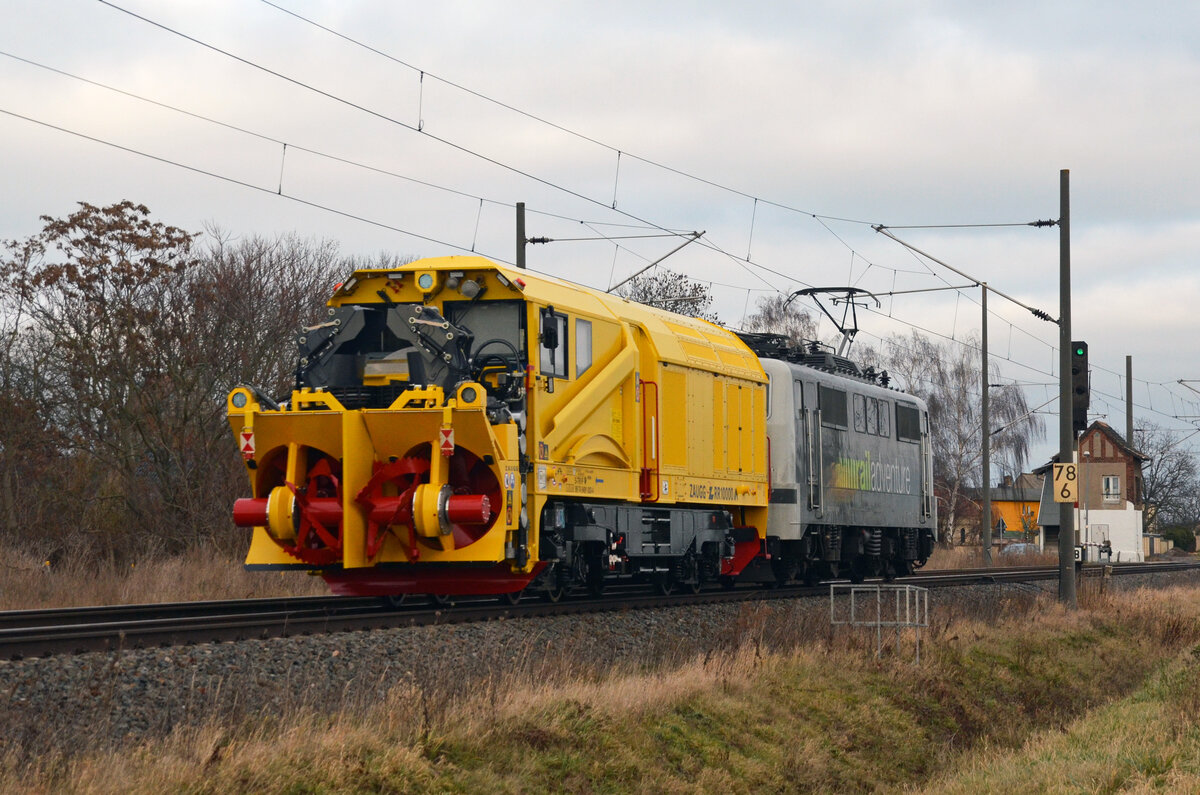 Am 15.12.21 wurde diese Schneeschleuder von der railadventure-Lok 111 082 durch Braschwitz Richtung Magdeburg gezogen