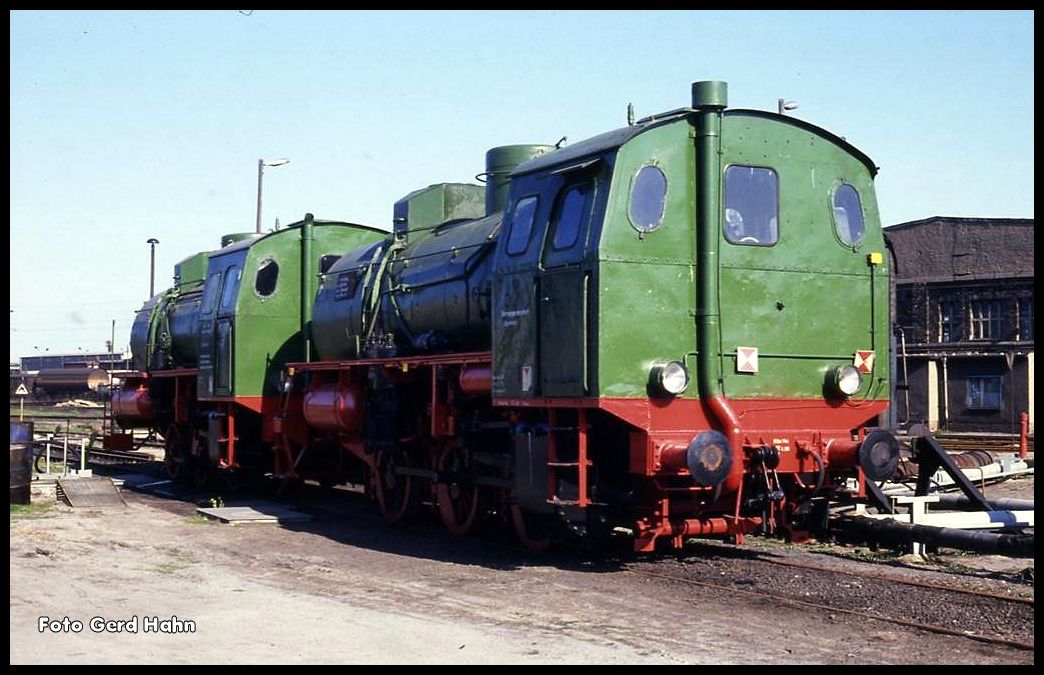 Am 1.5.1990 standen diese beiden Dampfspeicherloks im BW Leipzig Engelsdorf an der Drehscheibe.