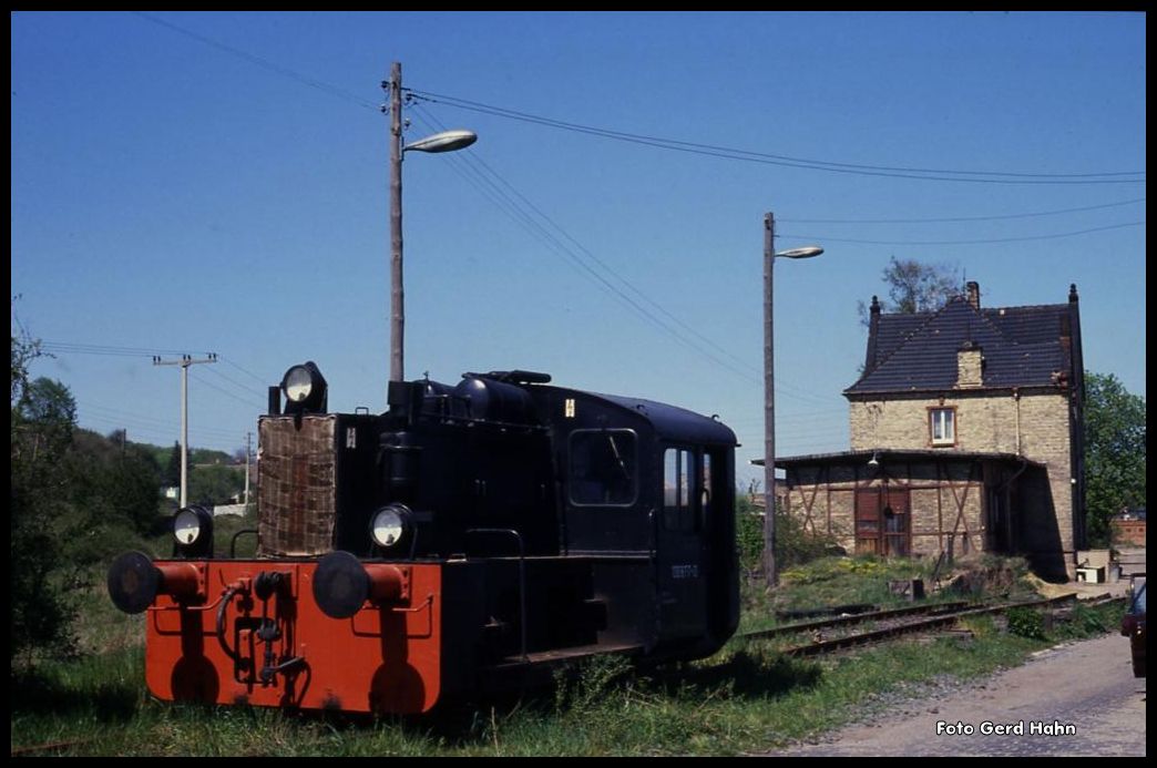 Am 1.5.1990 traf ich bei meiner Fahrt durch die DDR auf einen Eisenbahn Inselbetrieb in Salzmünde. Ca. 100 m Gleis standen diese Köf II 100877 für Rangierverkehr zur Verfügung! Wer kann dazu Einzelheiten ergänzen?