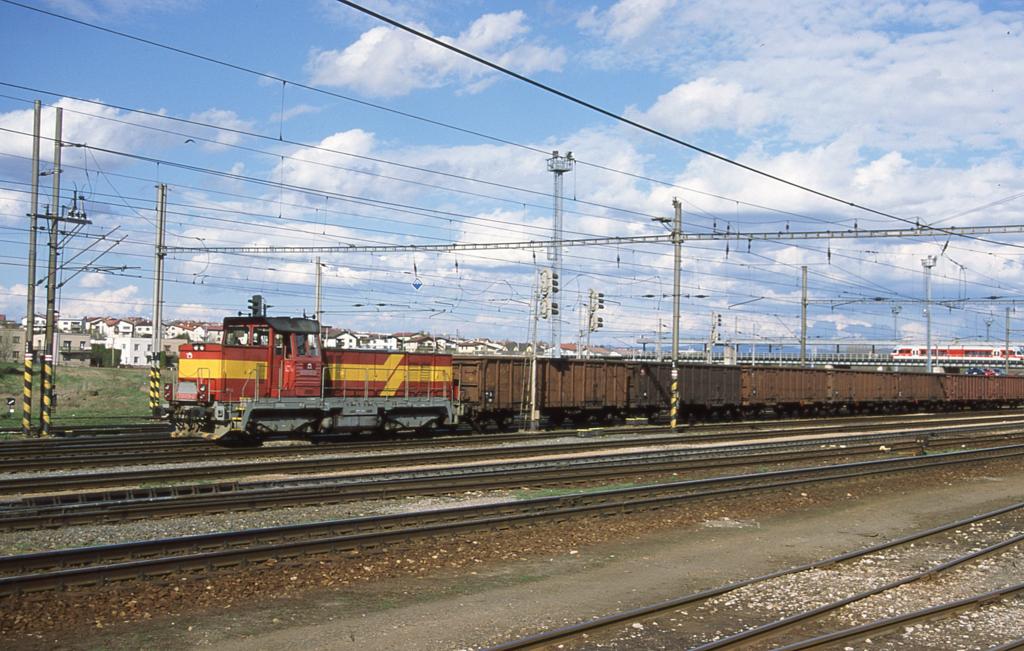 Am 1.5.2003 rangiert ZSR Diesellok 731035 im Bahnhof Poprad Tatry.