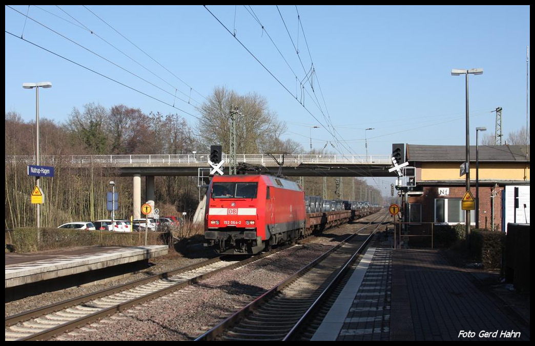 Am 15.2.2017 ist der Bahnhof Natrup - Hagen noch besetzt und wird manuell gesteuert, als 152064-2 um 11.34 Uhr mit einem Coilzug in Richtung Münster durchfährt. Es stehen aber bereits die Signale für die demnächst anstehende elektronische Steuerung, die dann zentral von Osnabrück aus erfolgen wird. 