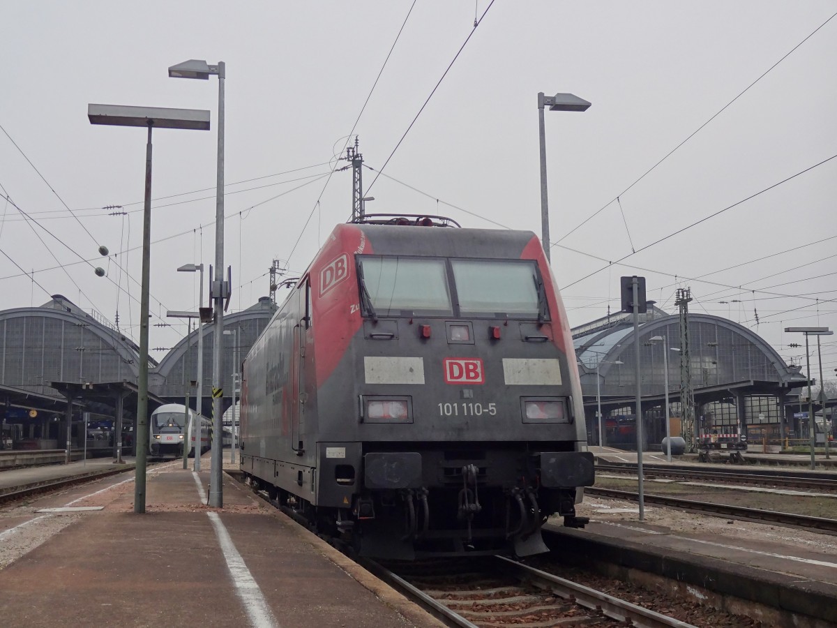 Am 15.3.14 stand die 101 110, welche Werbung für den Fußballverein Eintracht Frankfurt trägt, am Karlsruher Hauptbahnhof abgestellt.
