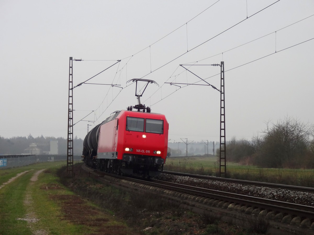 Am 15.3.14 war 145-CL 015 mit einem Kesselwagenzug auf der Rheinbahn unterwegs.
Aufgenommen bei Waghäusel.