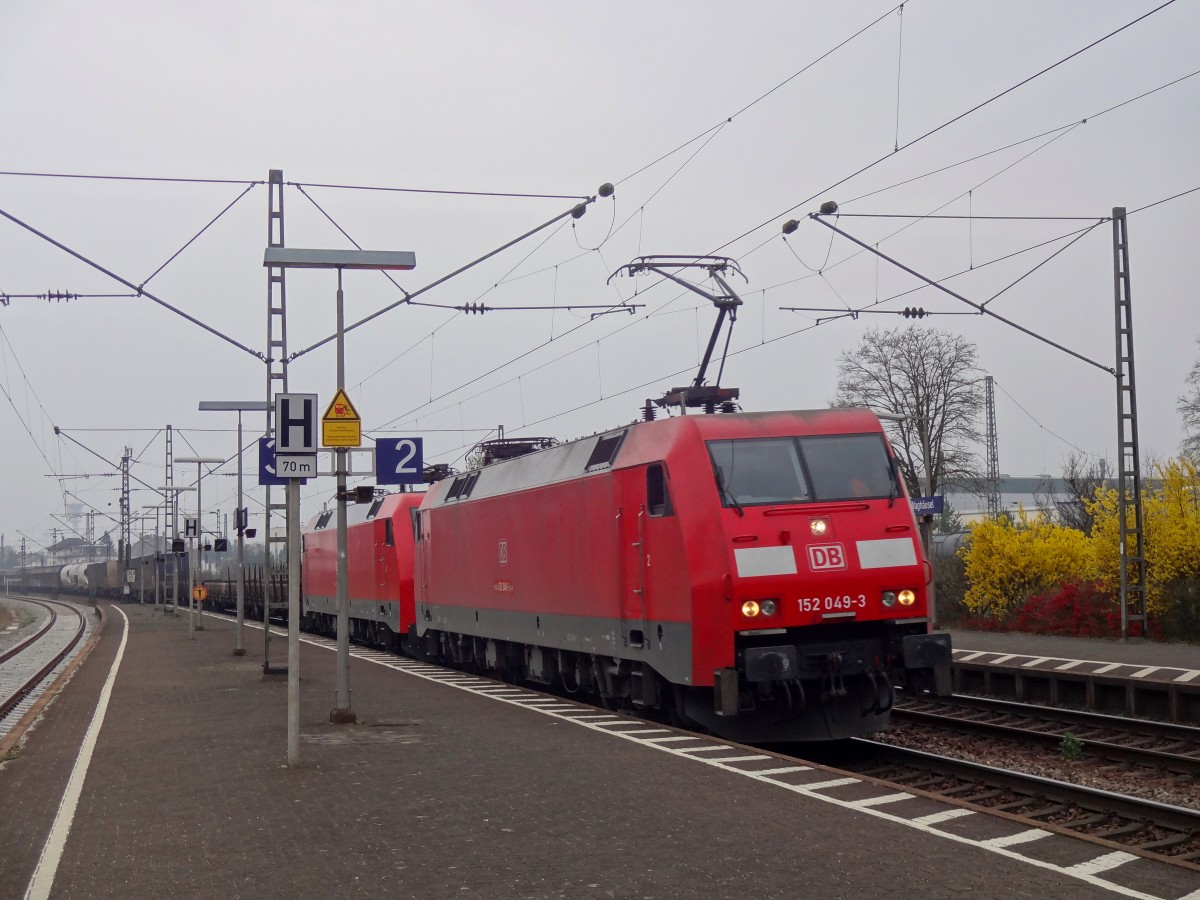 Am 15.3.14 war 152 049 zusammen mit 152 009 auf der Rheinbahn unterwegs. Hier durchfährt das Doppel den Bahnhof Waghäusel. 