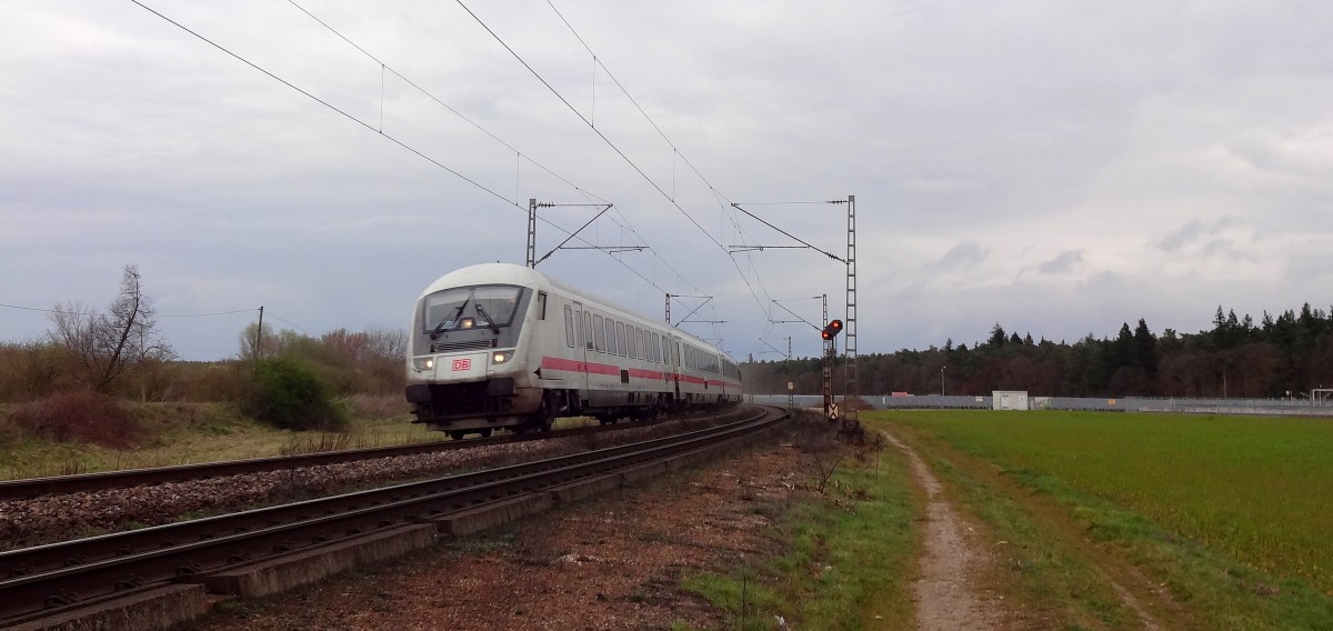Am 15.3.14 war ein Intercity auf der Rheinbahn unterwegs.
Der Zug fährt planmäßig über die Schnellfahrstrecke, doch eine Störung zwang diesen Zug über die alte Strecke zu fahren. 
Aufgenommen bei Waghäusel. 