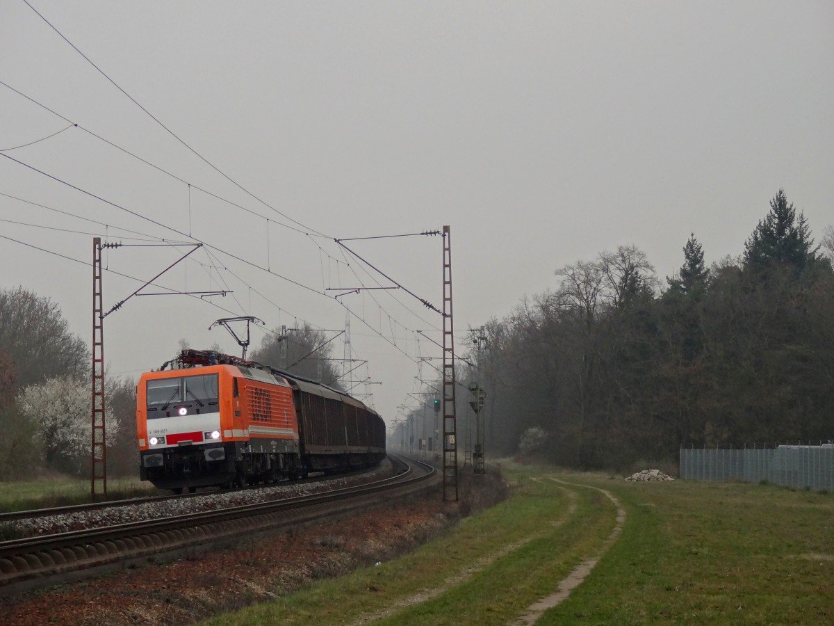 Am 15.3.14 war die Locon 189 821 auf der Rheinbahn unterwegs.
Aufgenommen wurde der Zug bei Waghäusel.
