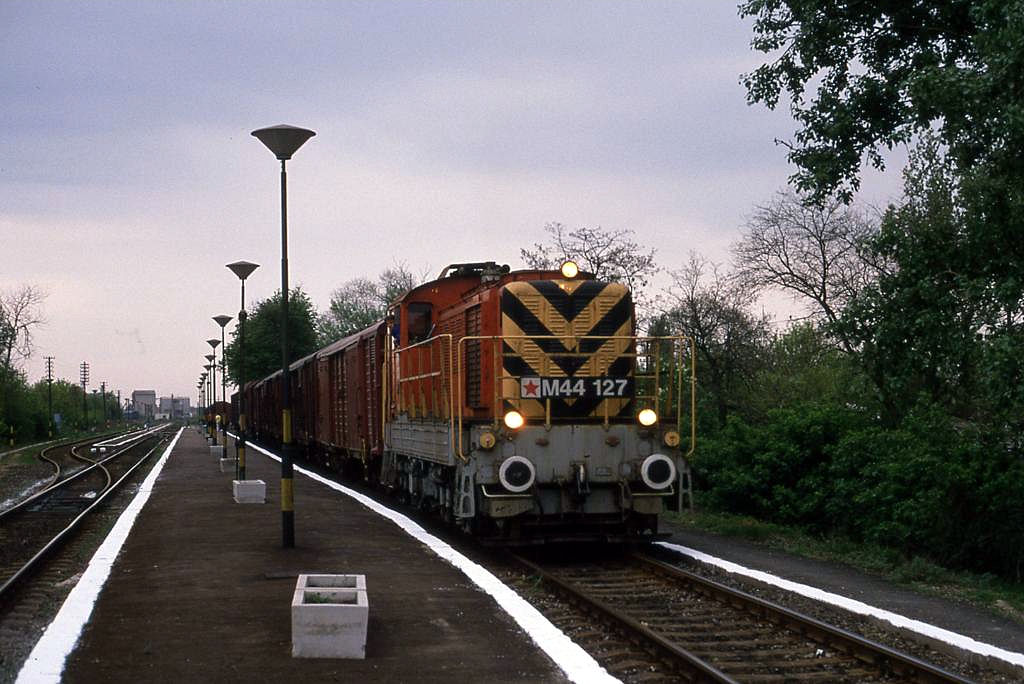 Am 15.4.1989 rangierte M 44127 in der ungarischen Puszta im Bahnhof Hortobagy.