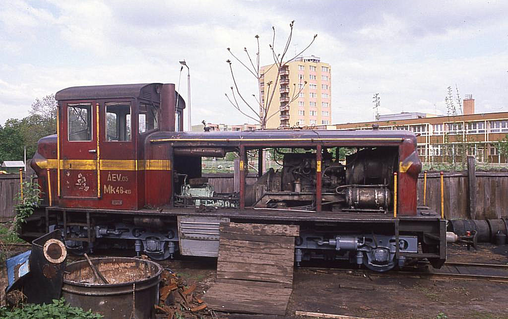 Am 15.4.1989 war ich zum ersten Mal im kleinen Schmalspur Depot in Gyngys.
Mk 48410 stand damals kurz vor dem Aus! Ihr Dasein wre wahrscheinlich als
Ersatzteilspender zu Ende gegangen. Aber durch die Wende wurde auch sie gerettet.