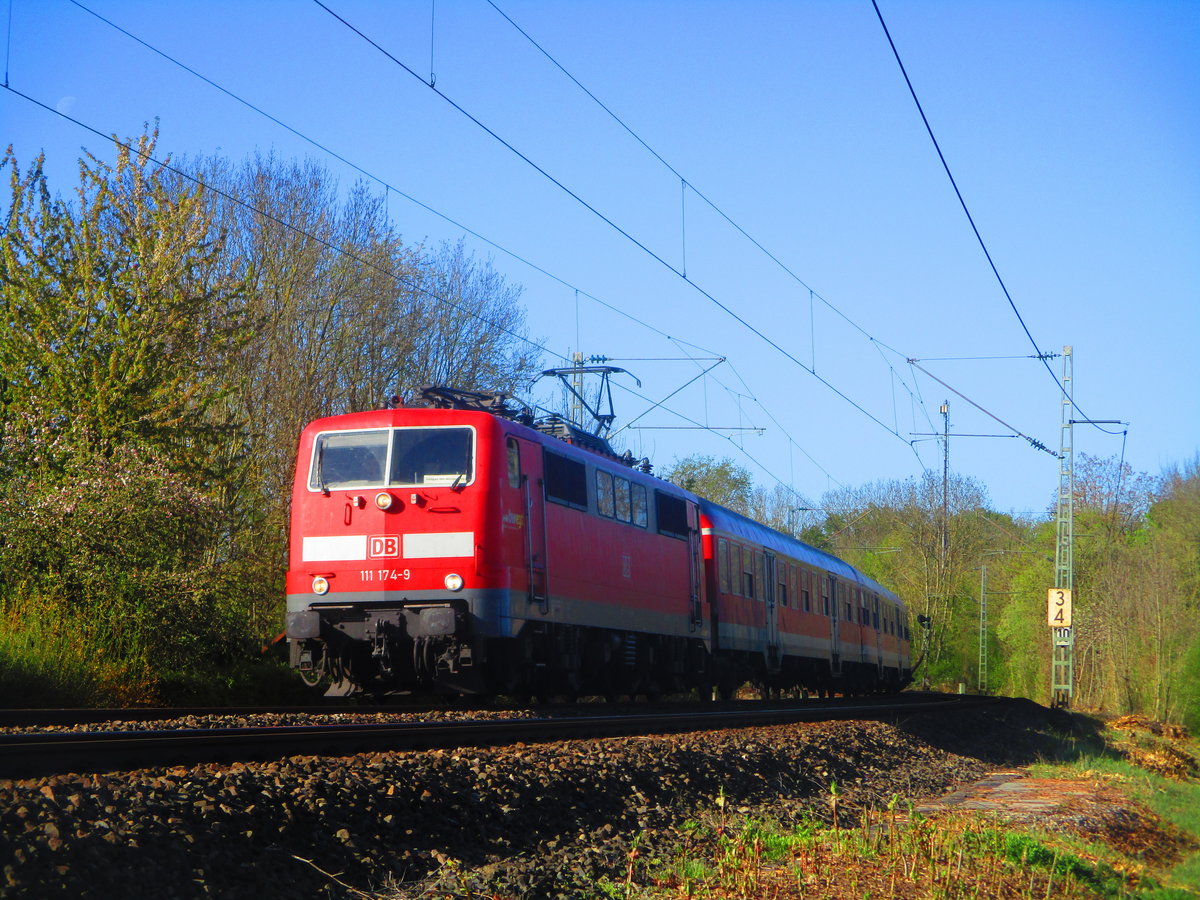 Am 15.4.2020 konnte ich die 111 174-9 mit dem RE 90 ( Go Ahead Ersatzzug )kurz vor dem Bahnhof Neustadt-Hohenacker auf der Murrbahn ablichten aufgrund von Bauarbeiten fuhr dieser Zug nur im Abschnit Stuttgart-Murrhart 