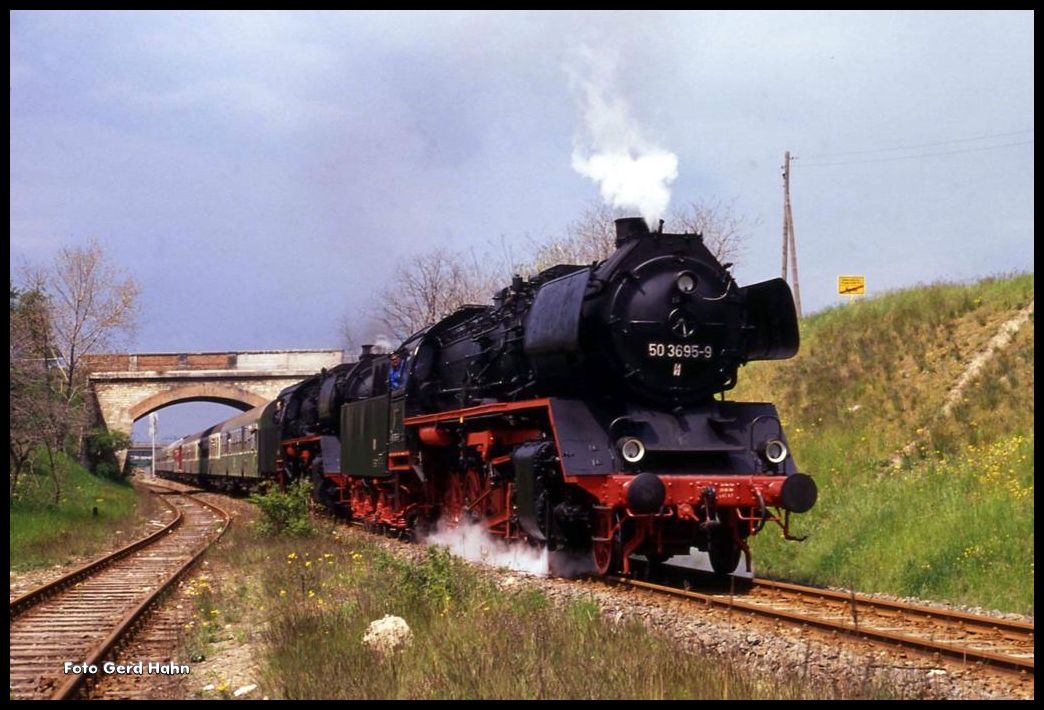 Am 15.5.1991 kam um 13.03 Uhr 503695 mit einem Sonderzug nach Staßfurt im Bahnhof Egeln an.