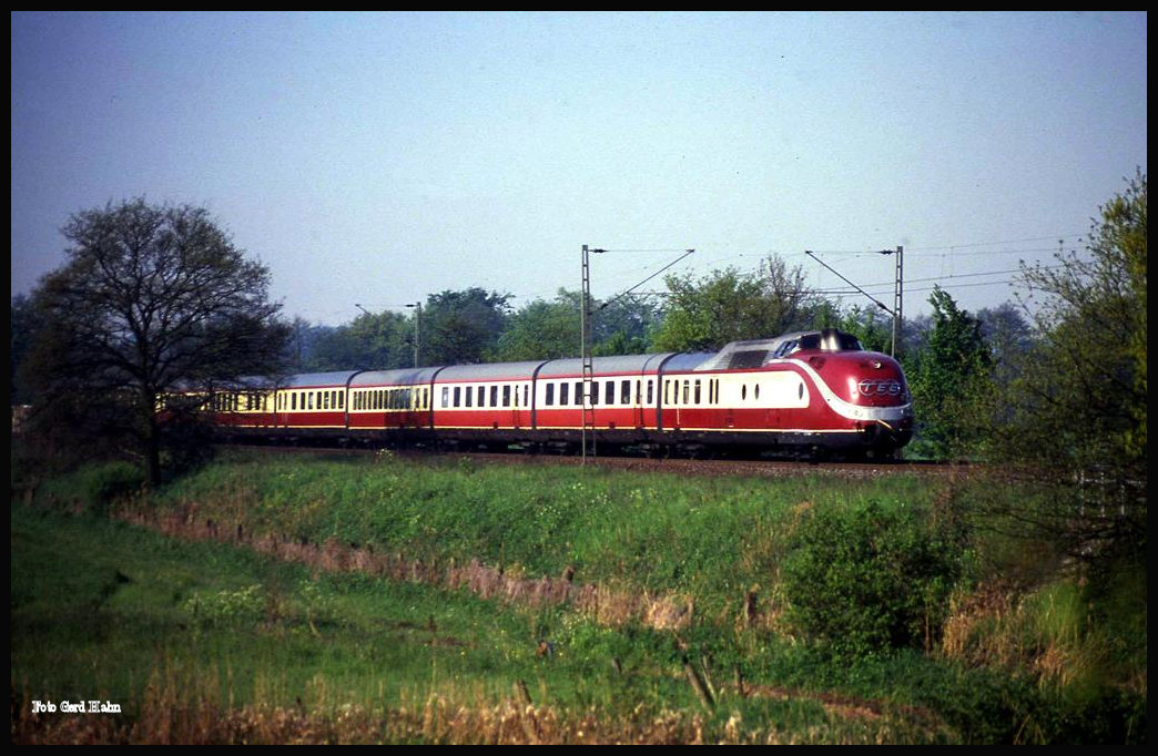 Am 15.5.1992 war einer der letzten fahrfähigen VT 11.5 bzw. 601 der DB auf der Rollbahn nach Hamburg unterwegs. Der elegante Zug erreicht hier um 9.03 Uhr den Ortsrand von Hasbergen.