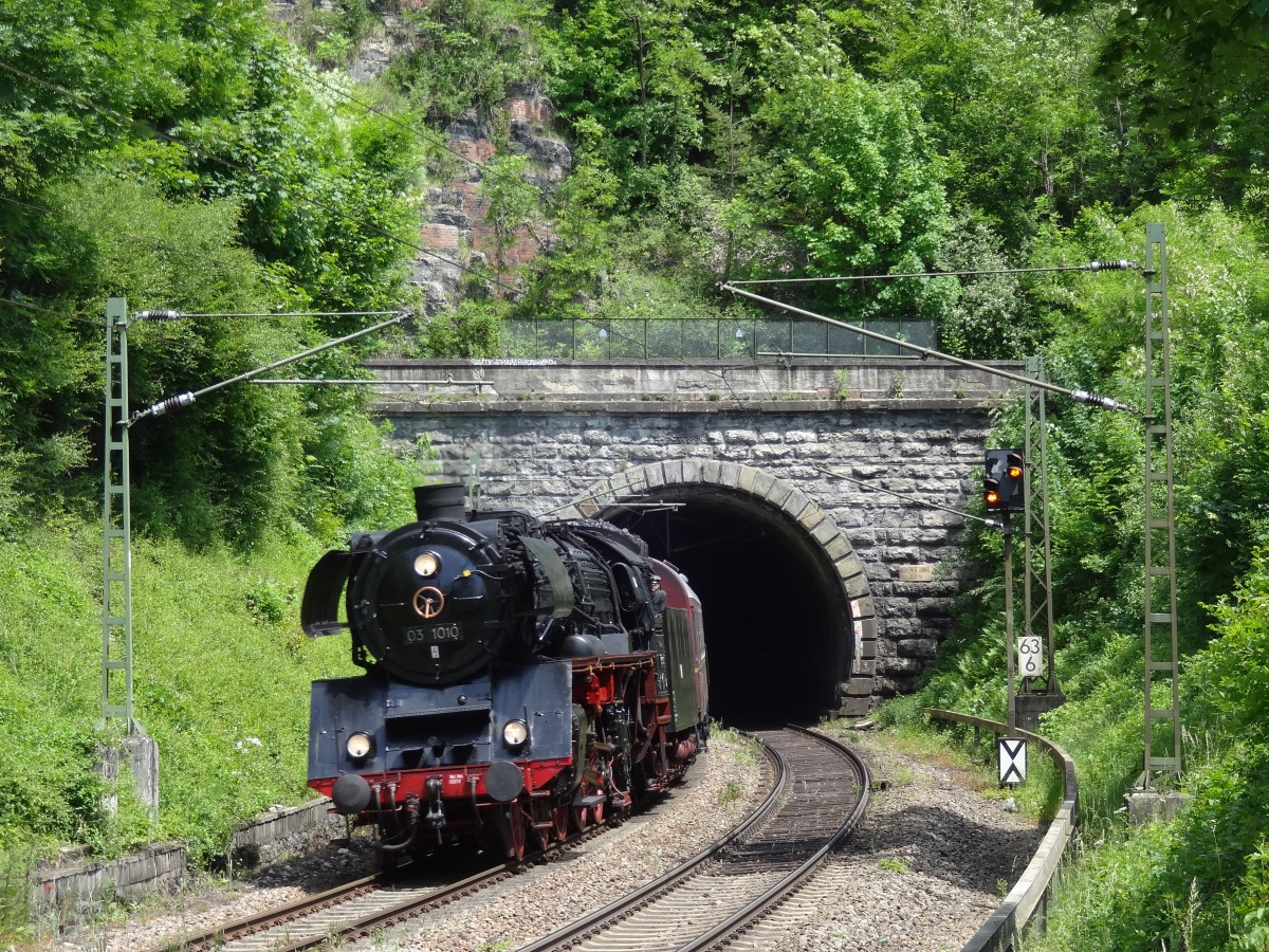 Am 15.6.13 war ein Rheingold Sonderzug zum Eisenbahnmuesum nach Horb am Neckar unterwegs. 
Der Zug mit 03 1010 an der Spitze hatte etwa 2 Stunden Verspätung. 
Aufgenommen wurde der Zug bei der Ausfahrt aus dem Mühlener Tunnel nahe dem Mühlen bei Horb.