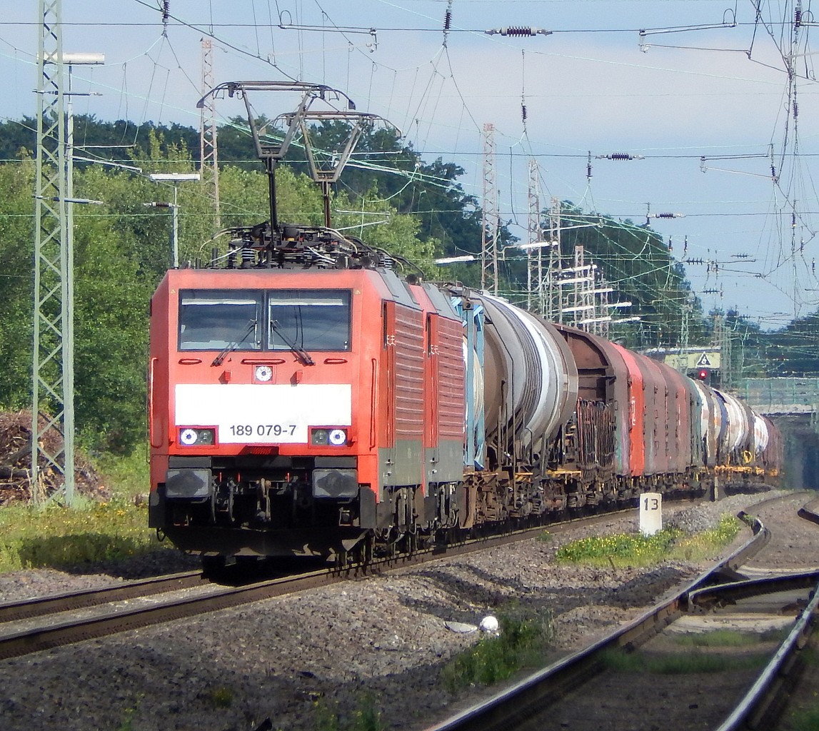 Am 15.8 kam 189 079-9 mit einer weiteren 189er und einem Mischer durch Ratingen Lintdorf gefahren.

Ratingen Lintdorf 15.08.2015