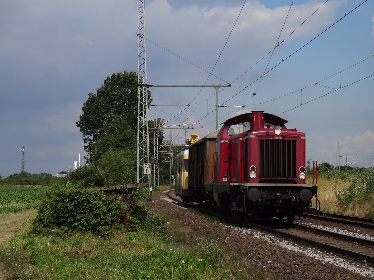 Am 15.8.13 zog die V100 2091 einen Güterwagen sowie den Turmtriebwagen 701 084-6.
Aufgenommen bei Porz Wahn. 
Dieser Triebwagen wurde nach Bonn Beuel überführt und von dort aus dann in die Türkei geschickt. 