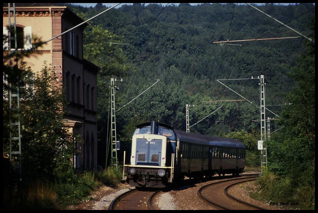 Am 15.8.1989 brummt 211279 mit Zug 7613 um 09.03 Uhr durch den aufgelassenen Bahnhof Adelsheim nach Osterburken!