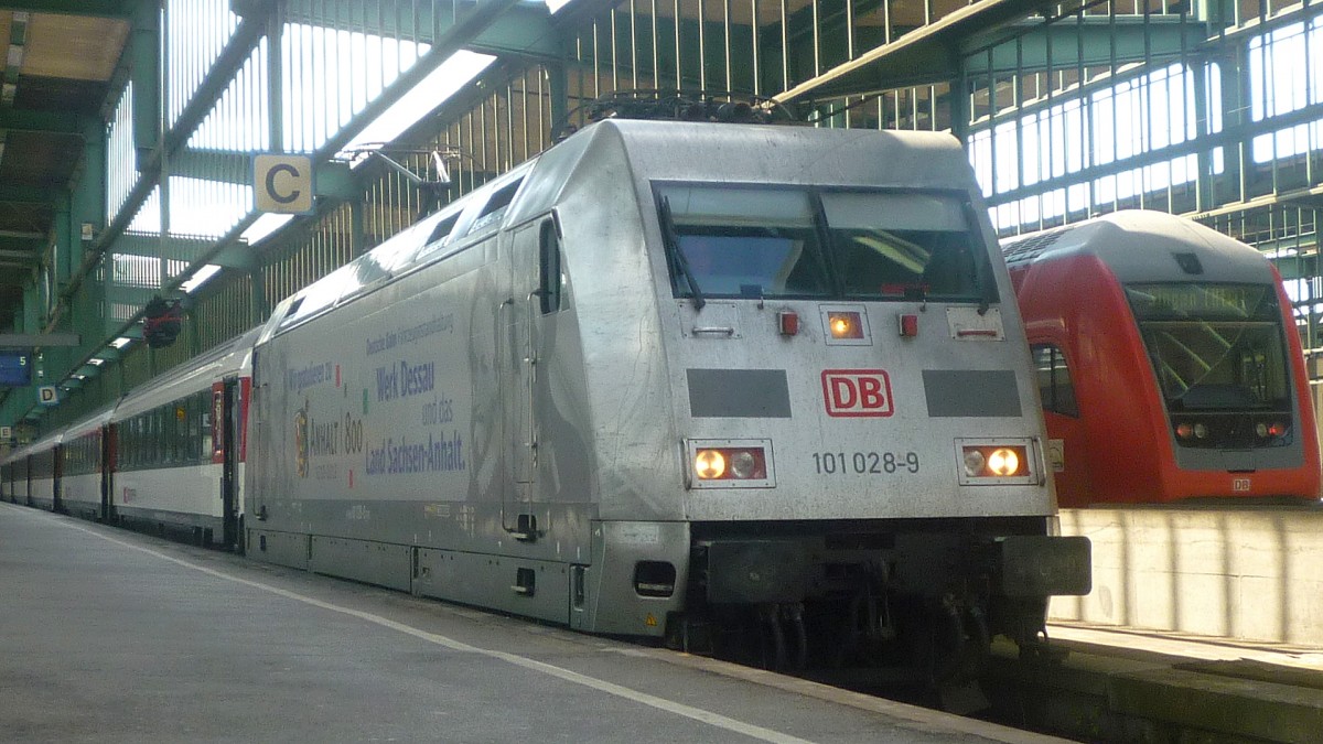 Am 15.9.12 war die Sachsen Anhalt 101 028 auf der Gäubahn unterwegs.
Hier steht der Zug, welcher mit dieser 101 bis Singen fährt, im Stuttgarter Hauptbahnhof. 