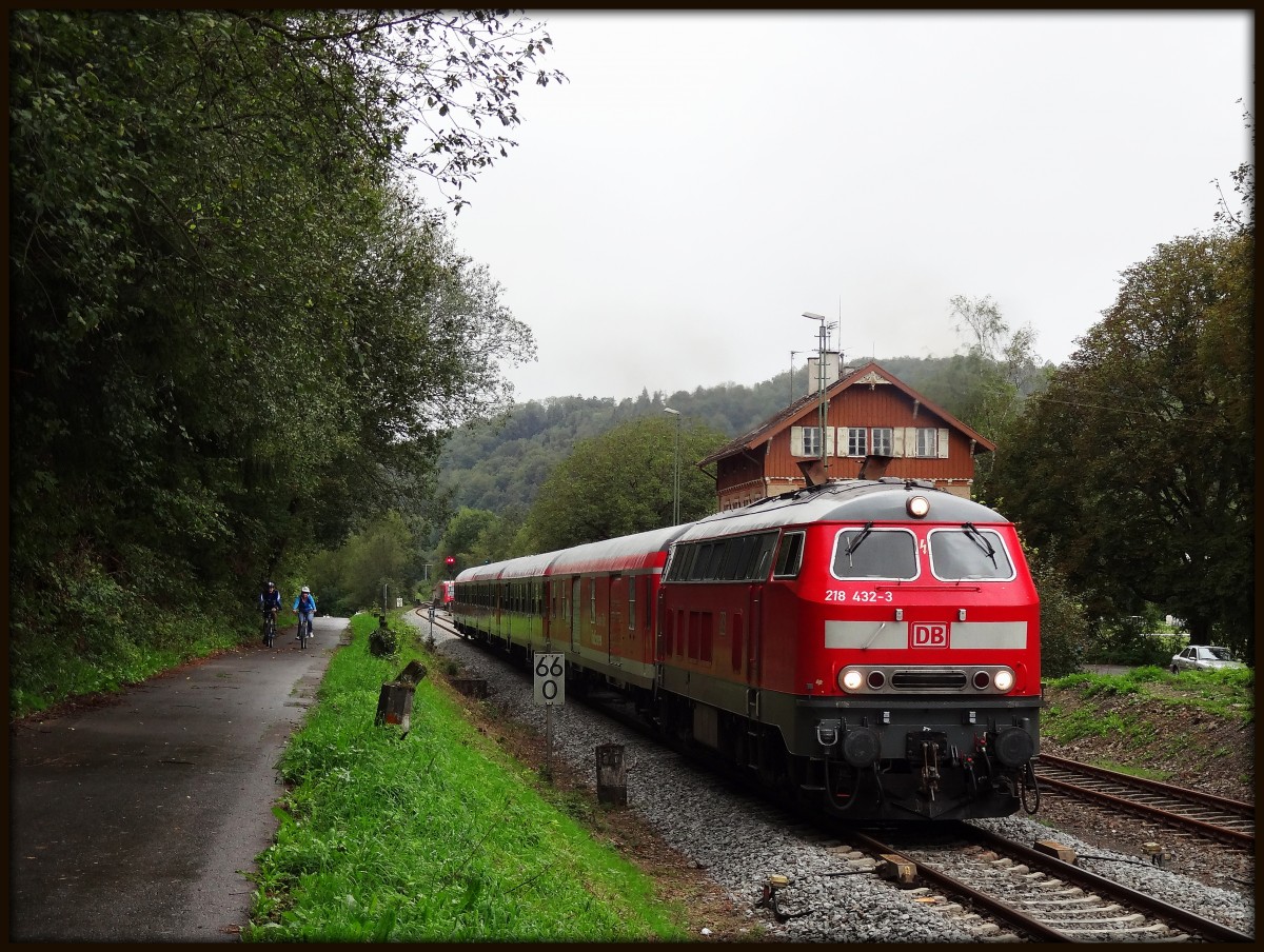 Am 15.9.13 verkehrten mehrere zusätliche Züge auf der KBS774. Einer davon war die 218 432 mit ihrer RegionalBahn von Sulz am Neckar nach Tübingen Hbf. 
Aufgenommen im Bahnhof Bieringen. 