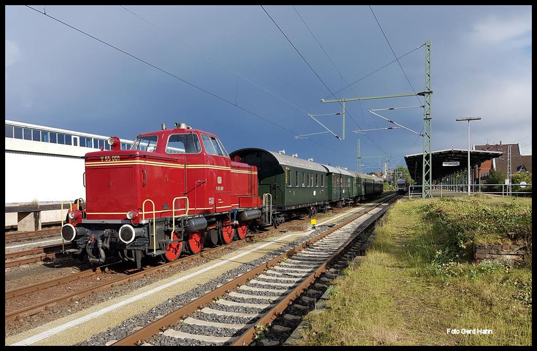 Am 15.9.2017 führten die Osnabrücker Dampflok Freunde eine Sonderfahrt nach Detmold durch. V 65001 war die Zuglok. Während der Wartezeit bis zur Rückfahrt war der Zug mit den historischen Personenwagen im Bahnhof Detmold abgestellt. 