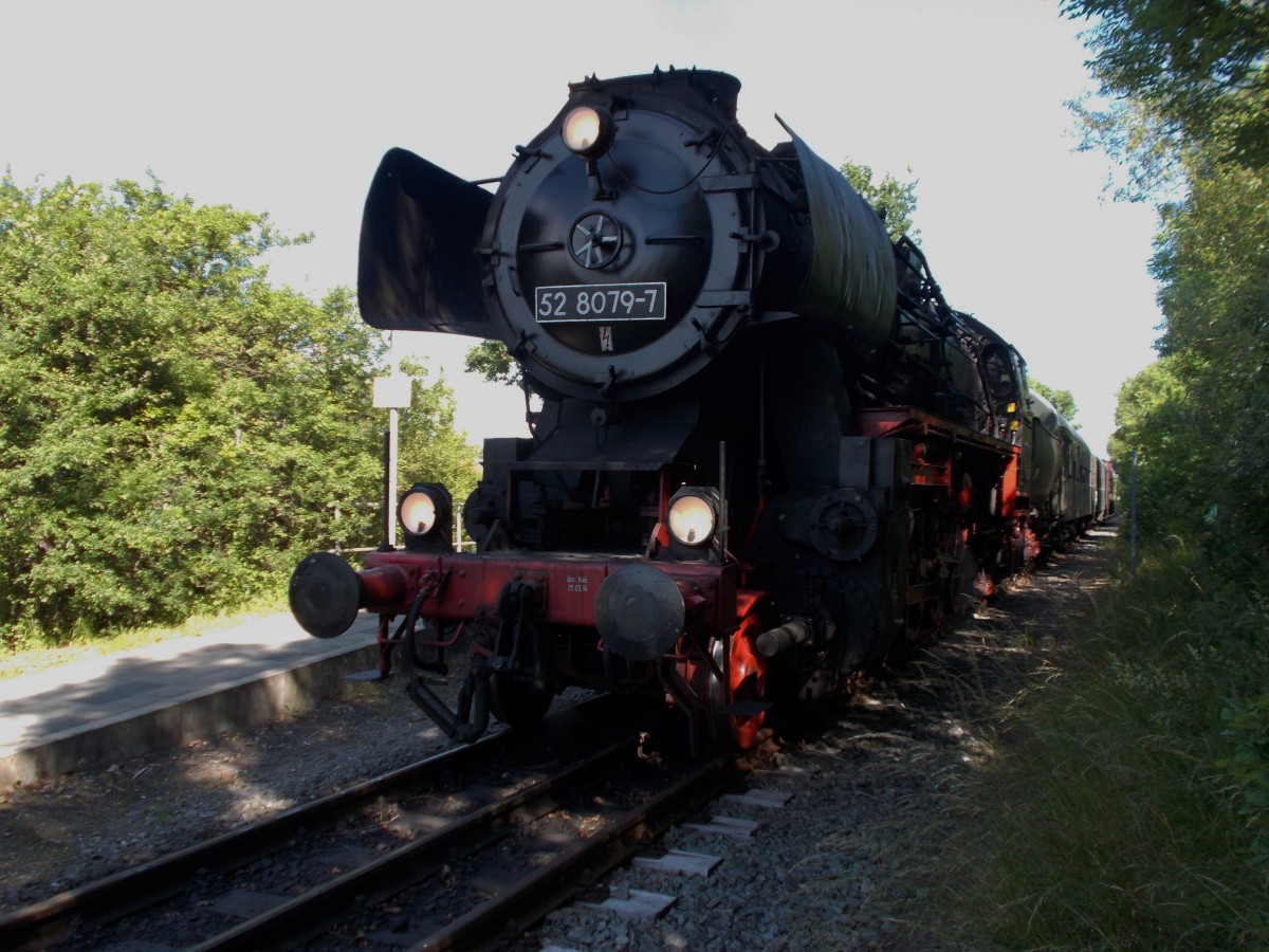 Am 15.Juni 2014 hat 52 8079,zusammen mit der PRESS 112 565(am anderen Zugende)als planmäßigen RE aus Bergen/Rügen,Lauterbach Mole erreicht.