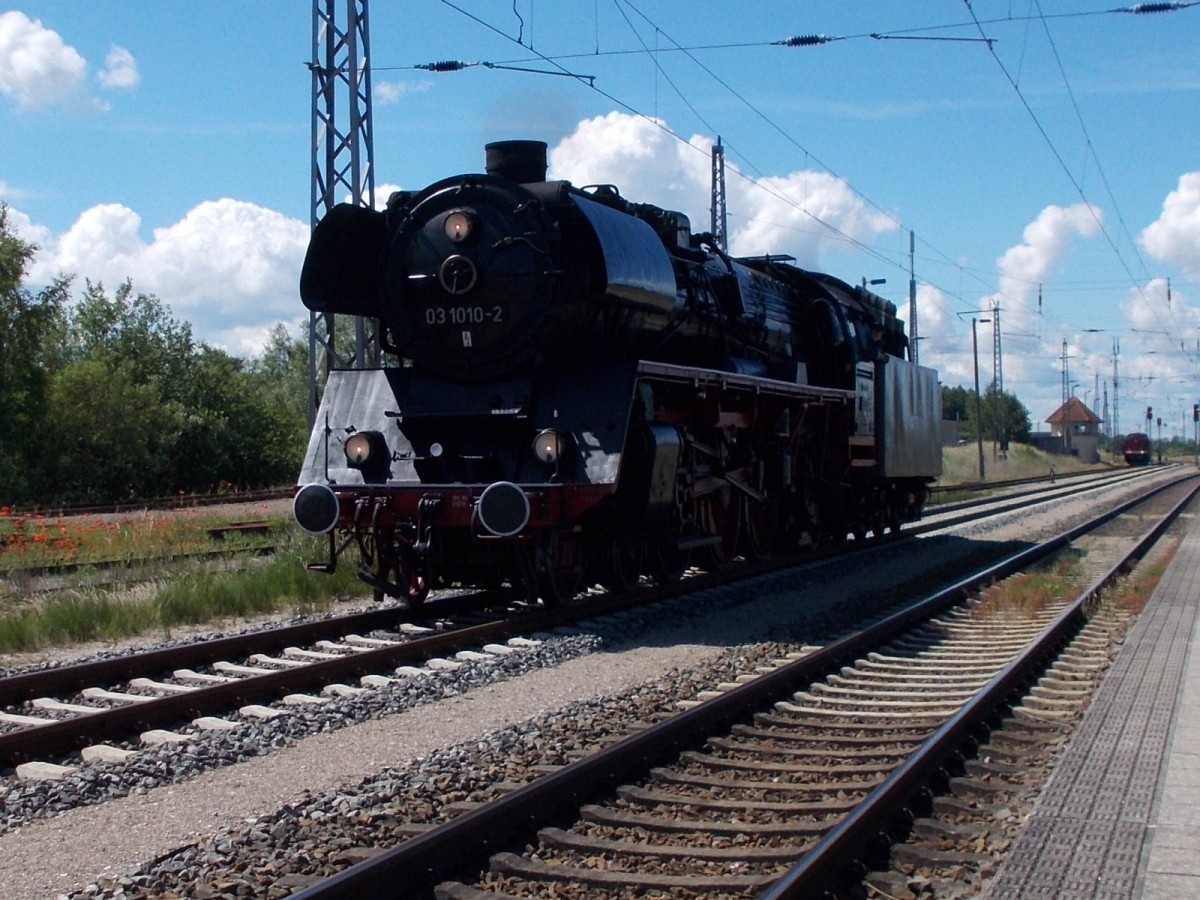 Am 15.Juni 2014 traf 03 1010 mit dem Sonderzug aus Eutin in Bergen/Rügen ein.In Bergen/Rügen gab es einen Richtungswechsel so das die Lok dann Tendervoran Richtung Putbus dampfte.Hier die Aufnahme in Bergen/Rügen.