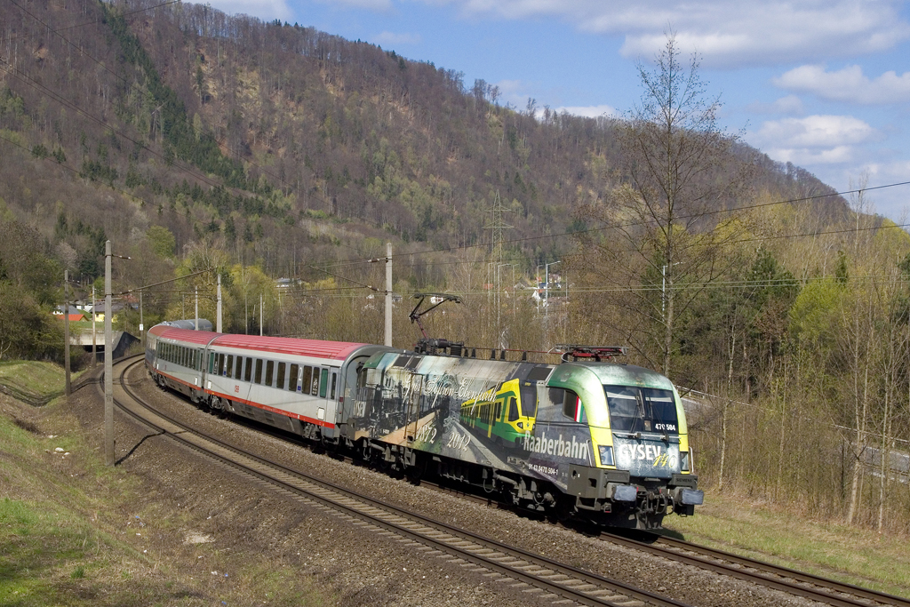 Am 16. April 2021 ist 470 504  140 Jahre GYSEV/ Raaberbahn  mit dem EC 151 (Wien Hbf - Ljubljana) bei Graz - Raach unterwegs. 