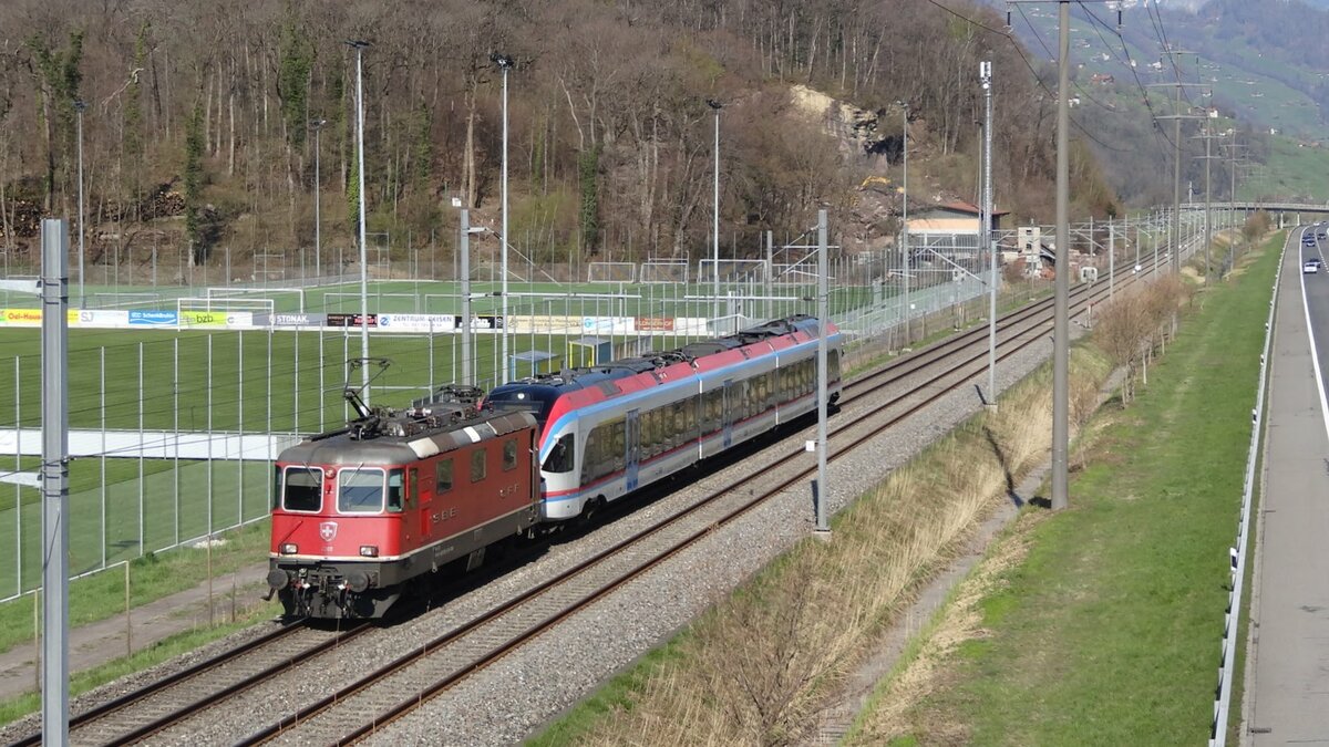Am 16. April zog die SBB Re 420 300 einen BLB ET 132/Flirt von Zürich, wo dieser im Unterhalt war, nach Buchs SG, von wo der Flirt aus eigener Kraft in seine Heimat zurück fahren konnte, hier bei Mels.