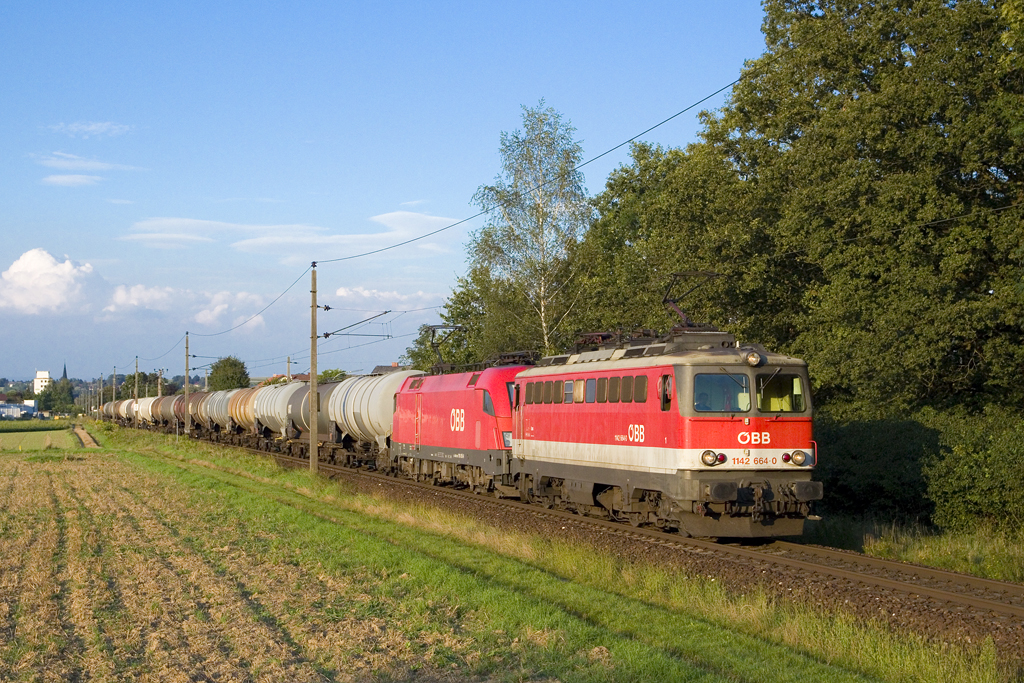 Am 16. August 2016 ist 1142 664 gemeinsam mit einer 1116 mit einem Kesselwagenzug in Richtung Graz unterwegs und konnte bei St. Valentin festgehalten werden. 