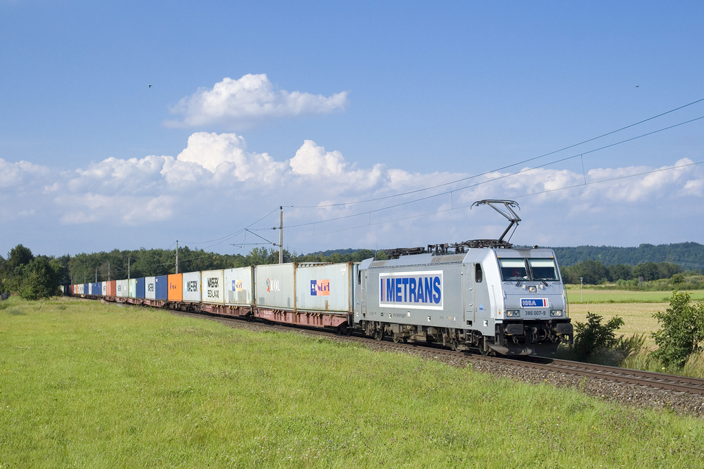 Am 16. August 2016 ist 386 007 mit einem Containerzug von Ybbs an der Donau in Richtung Spielfeld-Straß unterwegs und konnte bei Dorf an der Enns festgehalten werden. 