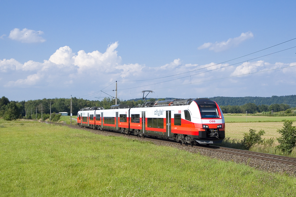 Am 16. August 2016 ist 4746 019 als Regionalzug 3663 von Linz Hauptbahnhof nach Garsten unterwegs und konnte bei Dorf an der Enns festgehalten werden.