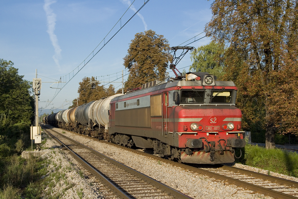 Am 16. August 2017 ist SŽ 363 027 mit einem vollen Kesselwagenzug zwischen Brezovica und Ljubljana Tivoli unterwegs. 