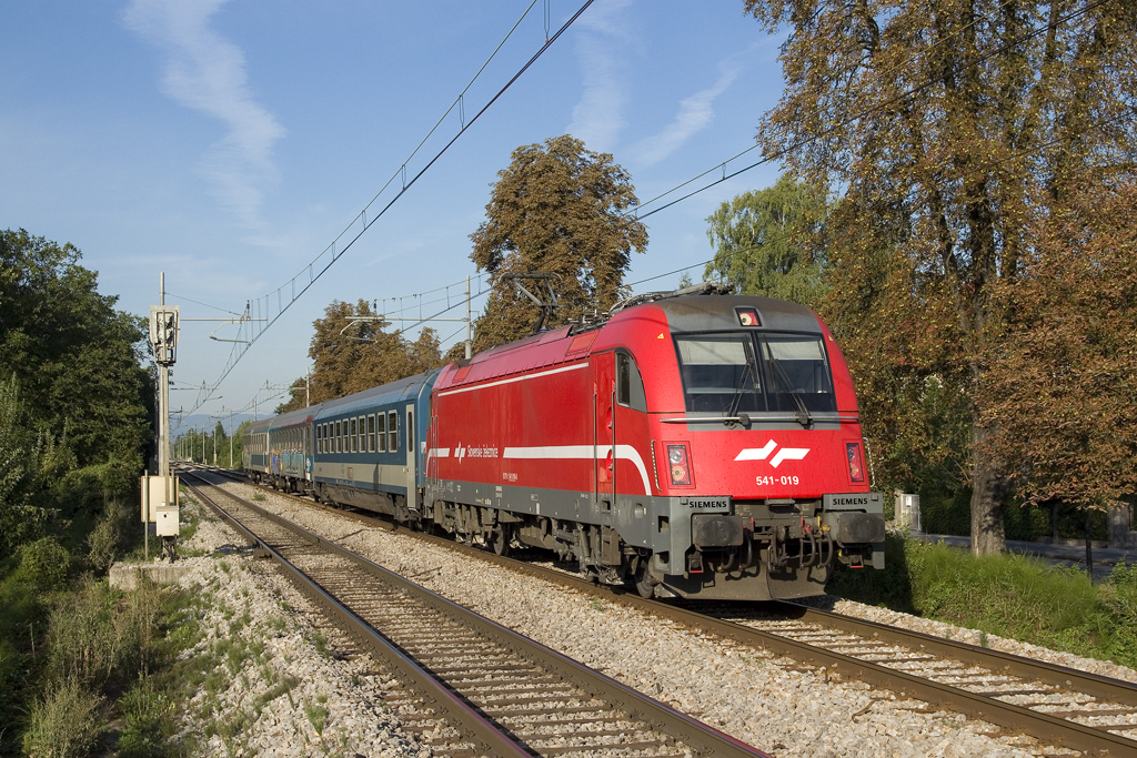 Am 16. August 2017 ist SŽ 541 019 mit dem IC 508  Koper  zwischen Brezovica und Ljubljana Tivoli unterwegs. Da der Wagensatz des Zuges in Ljubljana auf den MV 247  Citadella  übergeht, ist planmmäßig ein Bpmz der MÁV im Zugverband. 