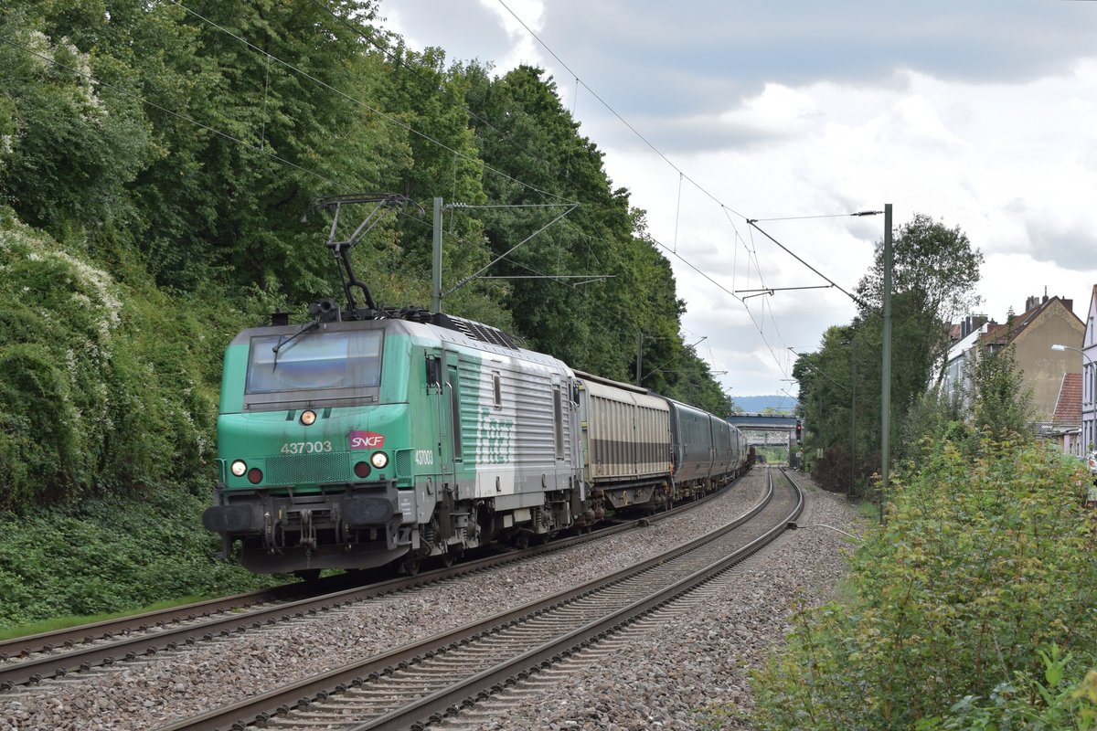 Am 16. August 2017 überführt SNCF FRET 437003 einen ausländischen Triebwagen von Frankreich kommend nach Luisenthal(Saar) und legt sich dabei im Saarbrücker Stadtteil Malstatt in die Kurve. 
