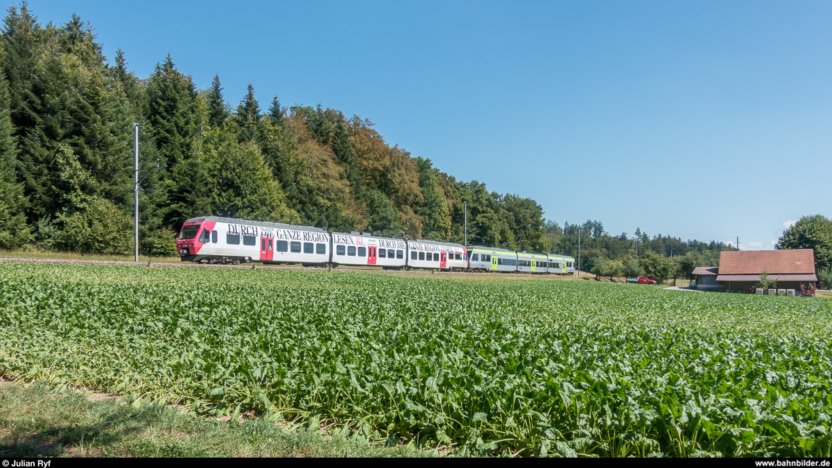 Am 16. August 2018 kam ausnahmsweise eine NINA-Doppeltraktion auf der S2 Langnau - Laupen zum Einsatz, hier bei Vielbringen. Mit dabei die RABe 525 036  BZ Zug . Die NINA ist bereits seit 7 Jahren mit dieser Werbung unterwegs (was man den Folien auch schon deutlich ansieht). 