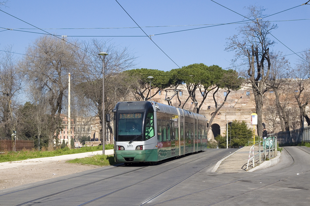 Am 16. Februar 2016 ist der von FIAT Ferroviaria und Alstom gebaute Cityway I 9111 auf der Linie 3 unterwegs und passiert soeben die Haltestelle Parco Celio.