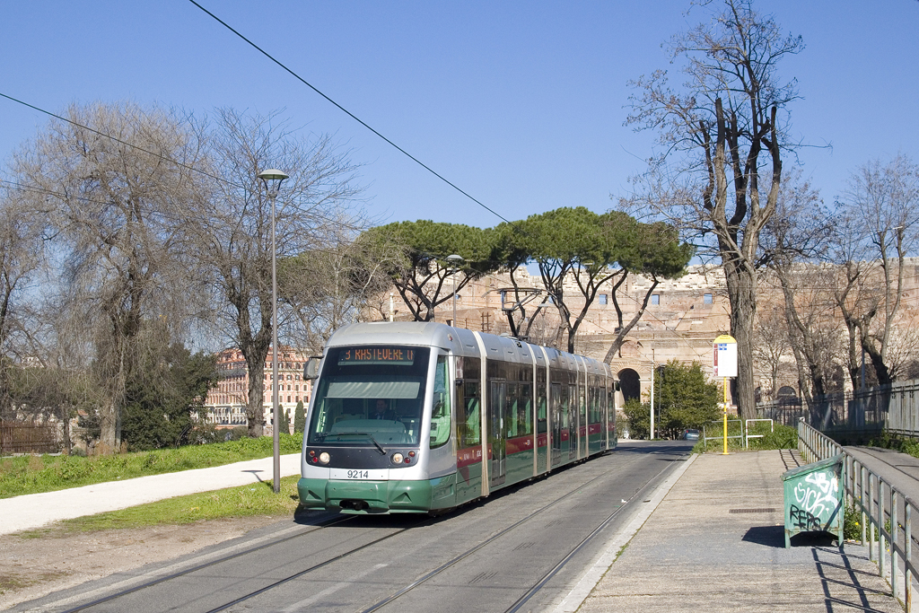 Am 16. Februar 2017 ist Cityway II 9214 als Linie 3 in Richtung Trastevere (FS) unterwegs und konnte an der Haltestelle Parco Celio festgehalten werden. Im Hinutergrund ist übrigens das Colosseo zu sehen. 