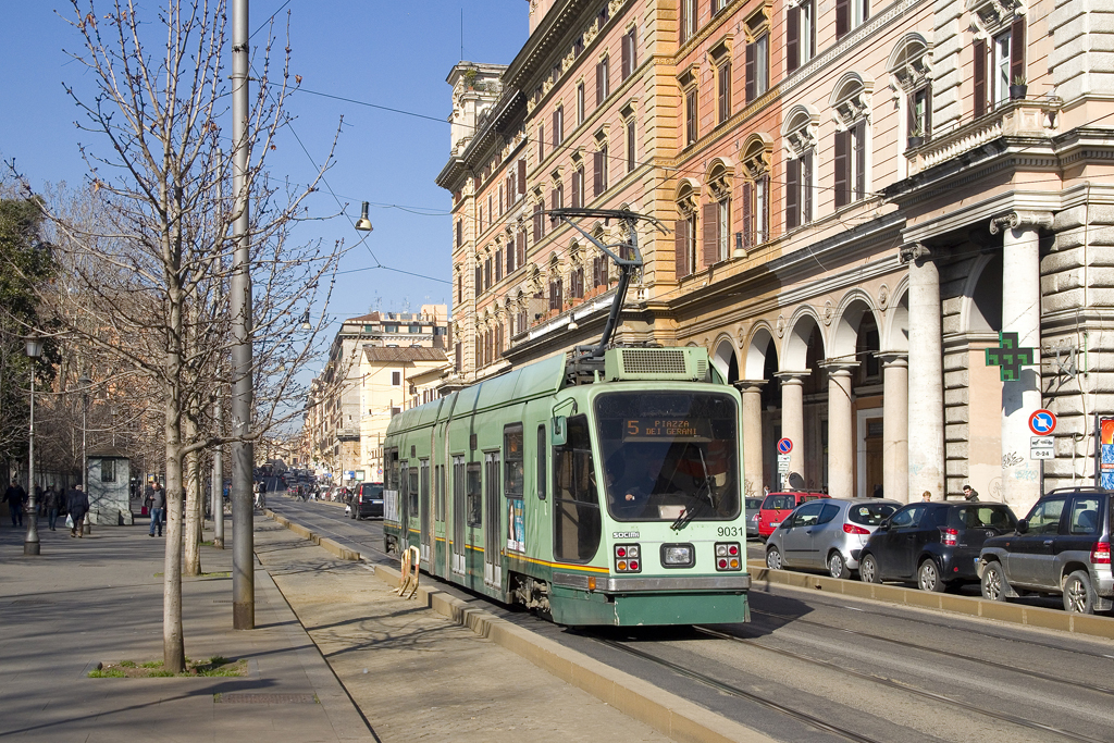 Am 16. Februar 2017 ist Wagen 9031 als Linie 5 in Richtung Piazza dei Gerani unterwegs und hat gerade die Haltestelle Piazza Vittorio Emanuele II verlassen.