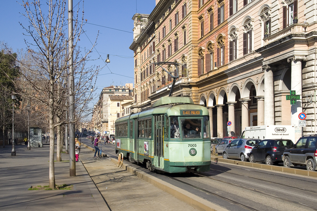 Am 16. Februar 2017 ist Wagen 7003 als Linie 14 in Richtung Viale Palmiro Togliatti unterwegs und hat gerade die Haltestelle Piazza Vittorio Emanuele II verlassen.