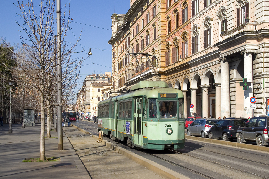 Am 16. Februar 2017 ist Wagen 7091 als Linie 5 in Richtung Piazza dei Gerani unterwegs und hat gerade die Haltestelle Piazza Vittorio Emanuele II verlassen.