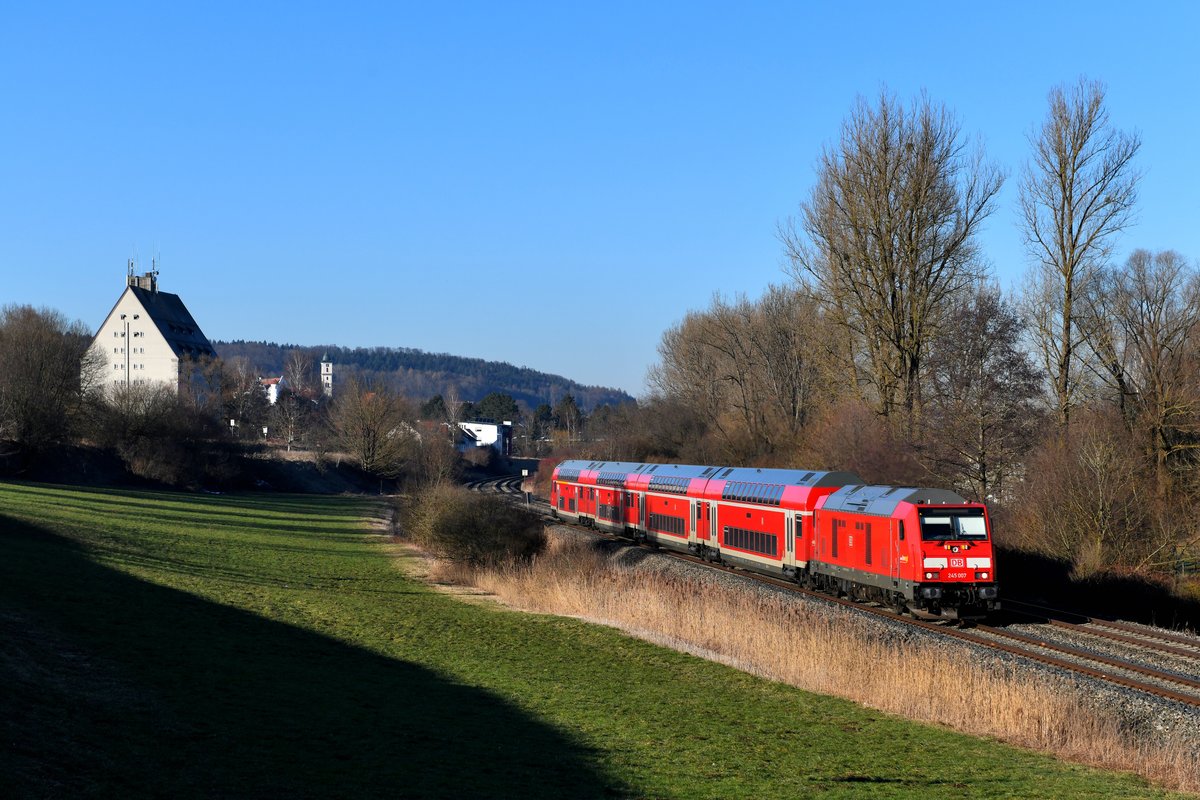 Am 16. Februar 2019 konnte ich bei Aulendorf die 245 007 mit dem RE 3241 nach Lindau HBF aufnehmen. Links im Bild ist das sogenannte Reichssilo zu sehen. Erbaut Ende der dreissiger Jahre des 20. Jahrhunderts vom Ministerium für Ernährung und Landwirtschaft, diente die Siloanlage bis 1997 der Lagerung von Getreide zur Versorgung der oberschwäbischen Bevölkerung im Krisenfall. Silos wie die Anlage am Eisenbahnknotenpunkt Aulendorf wurden in den Jahren 1930-1940 vor dem 2. Weltkrieg in nahezu identischer Ausführung in ganz Deutschland in der Nähe grosser Städte und an verkehrsgünstigen Stellen erbaut.